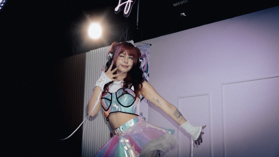 Lyv Marz en escena con outfit holográfico