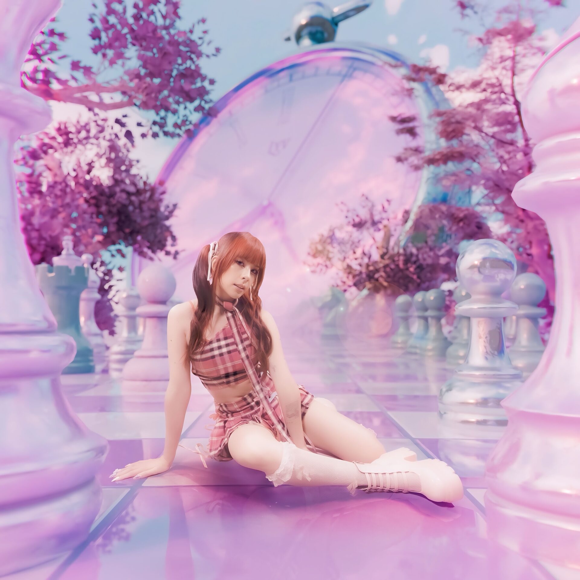 Lyv Marz sentada en un tablero de ajedrez rosa, portada de Easy Peasy