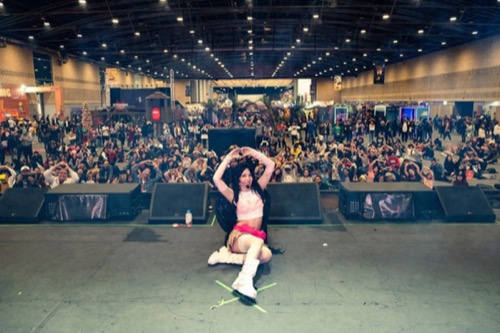 Lyv Marz en Comic Con Colombia frente al público