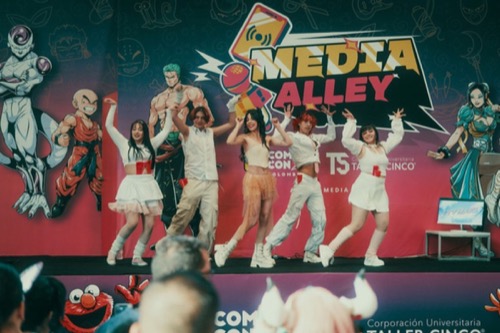 Lyv Marz bailando en el escenario de Media Alley, Comic Con