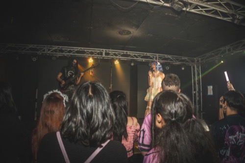 Lyv Marz cantando en vivo en un venue pequeño