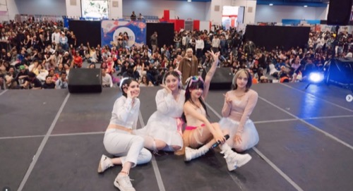 Lyv Marz posando con fans frente al público en un evento
