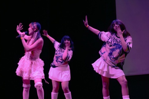 Lyv Marz junto a bailarinas en la gira LYV 5 EVER